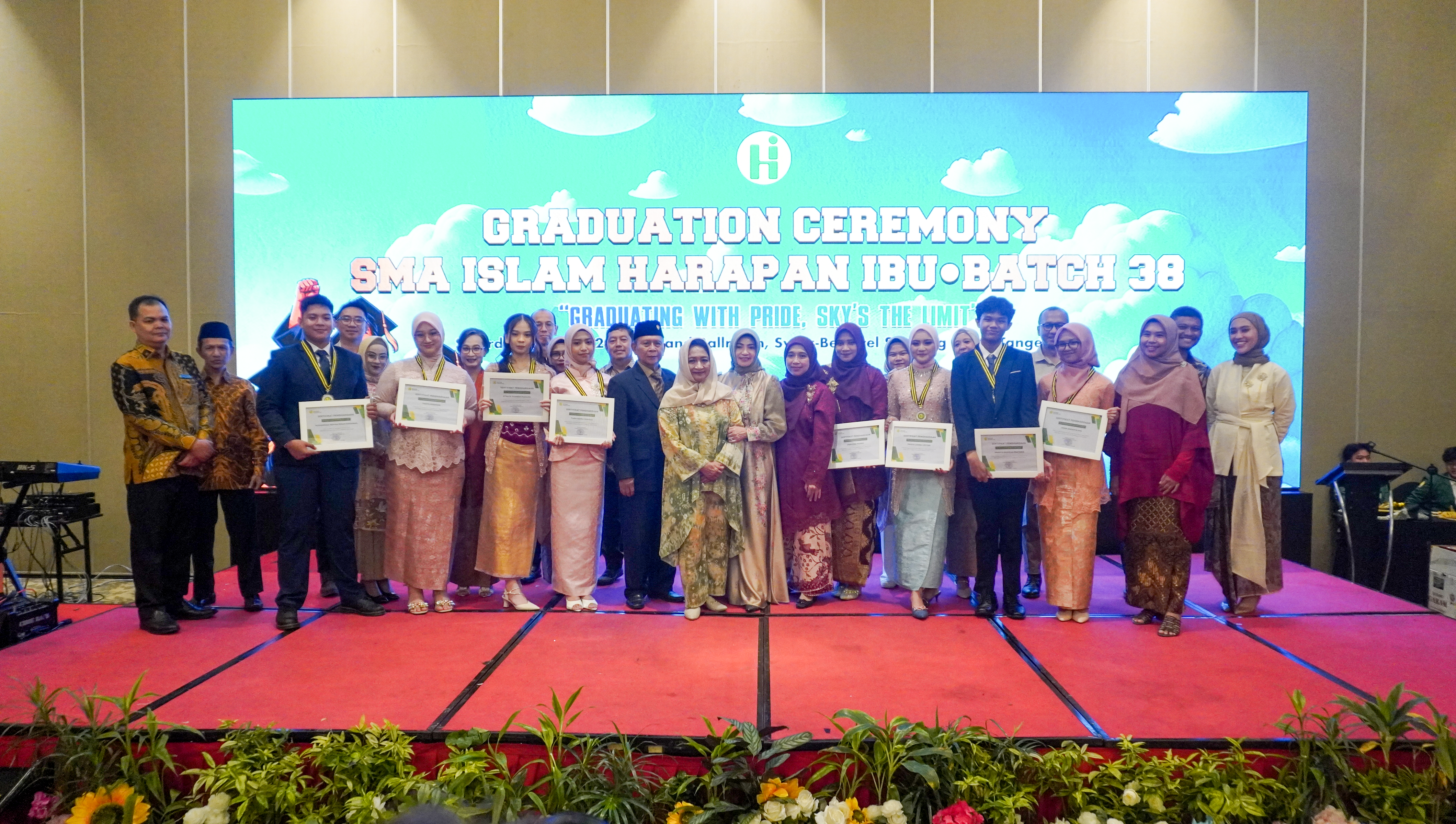 Bangga! Generasi Emas Lulusan SMA Harapan Ibu