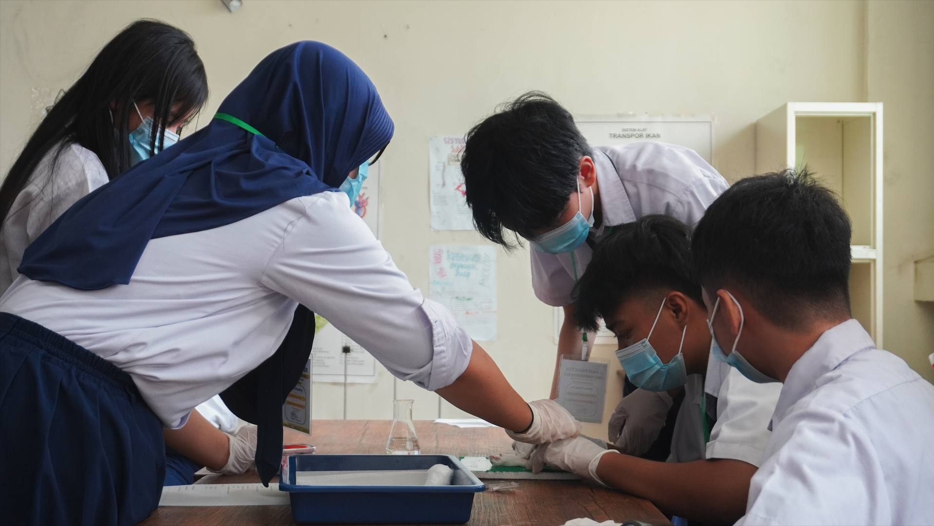 Kegiatan Eksperimen IPA di Laboratorium SMP Islam Harapan Ibu